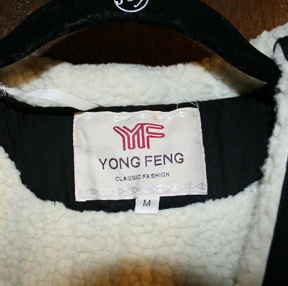 A coat - Picture 4 of 4